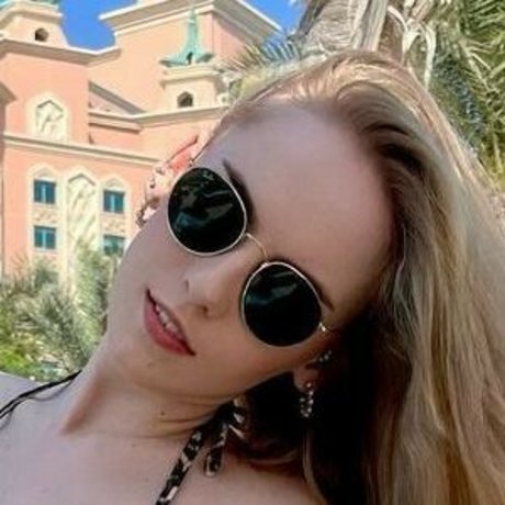 Oksana Neveselaya naked star gallery