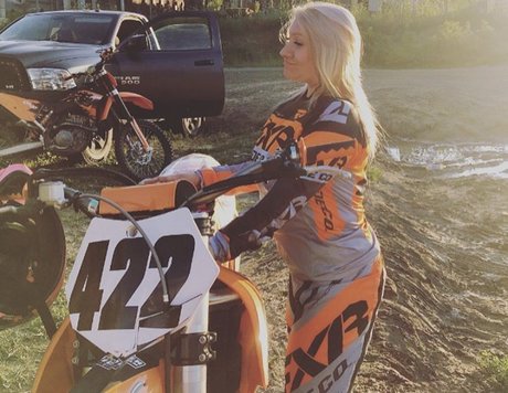 brittknee model hot photos