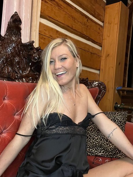 No Good Blonde pretty actress archive