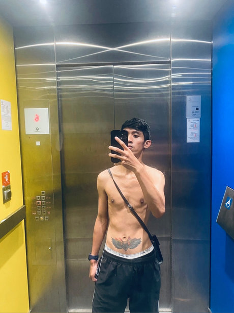 mirror onlyfans free naked pic