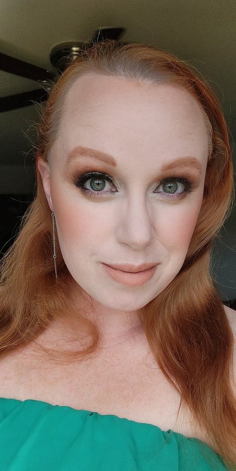 Aderial Lynn pretty pornstar pic