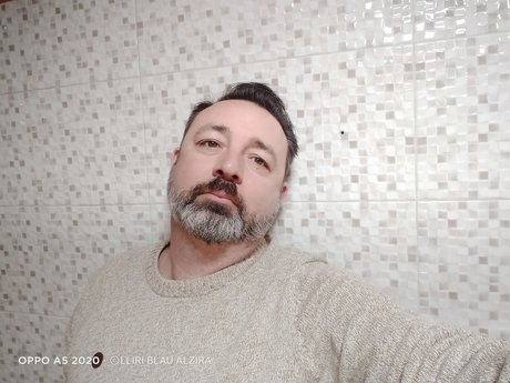 OseteTravieso naked model pic