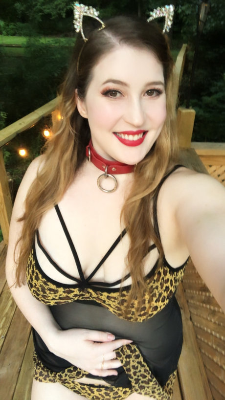 Alabaster Kitten pornstar hd img