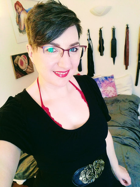 Curvy spanking lover Pandora Blake_ adult star img