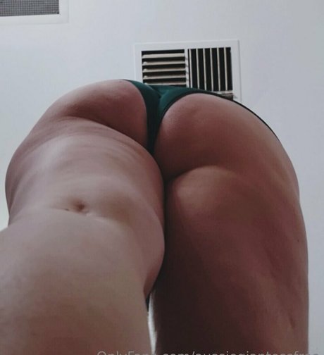 aussiegiantessfree pretty model photos