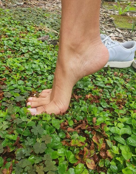 hope feet model adult pictures