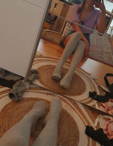 hope feet sexy actress pic