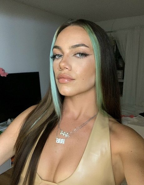 busty mom onlyfans hot sexy pics