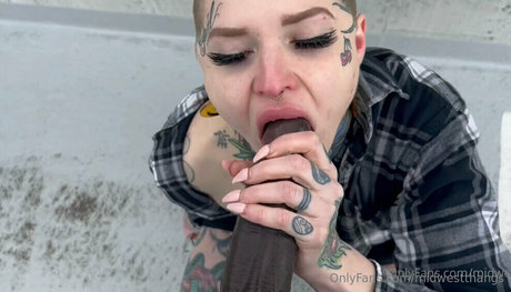 midwestthangs model hot photo