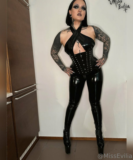 misseviliafree free model pics