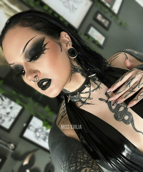 misseviliafree sexy model pics