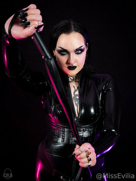 misseviliafree nude model images