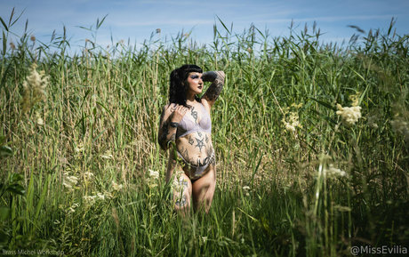 misseviliafree model top img