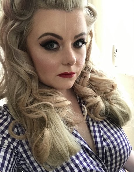 curvydanni adult star image