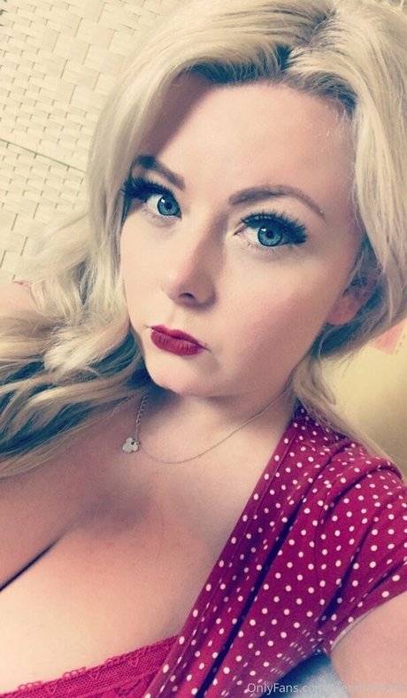 curvydanni nudes model photos