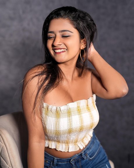 Suhana Khan erotic model pictures