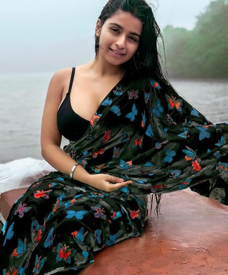 Suhana Khan model art pictures