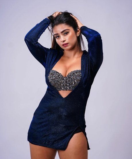 Suhana Khan erotic model image