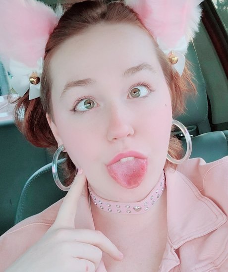 CloverCuddles model top picture