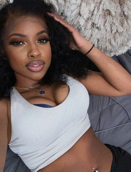 Pretty Zee_ model naked pic