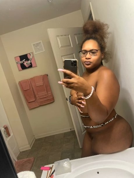 Peaches Playhouse_ nudes model picture