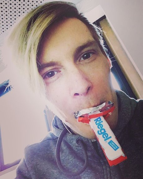 Oliver Scholz nice model photo