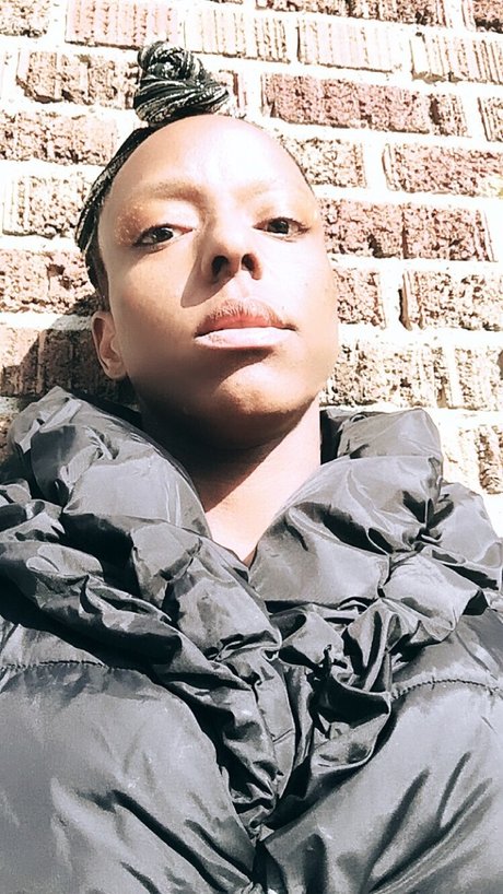 Qu33n Mandy model naked pictures