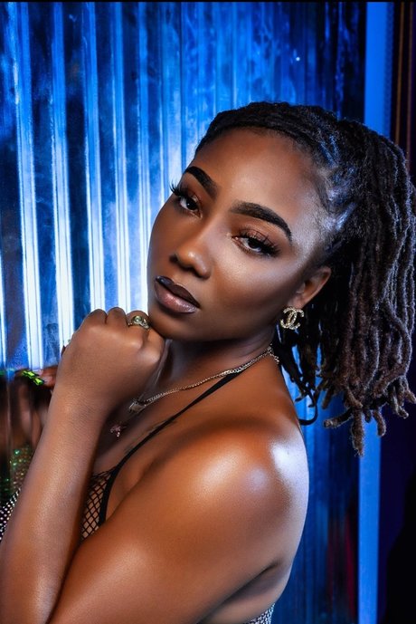 Quincy Roee erotic model gallery