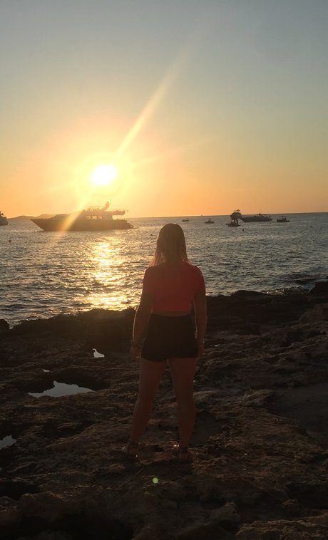 Queen of squirt model exclusive images