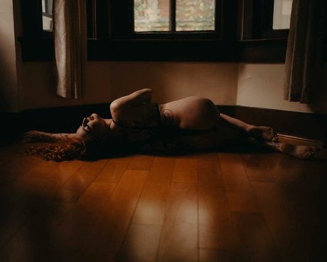 Queen NOVA erotic model image