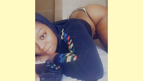 QueenCreaamy model naked pic