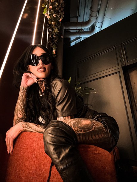 Eden Raynes art model picture