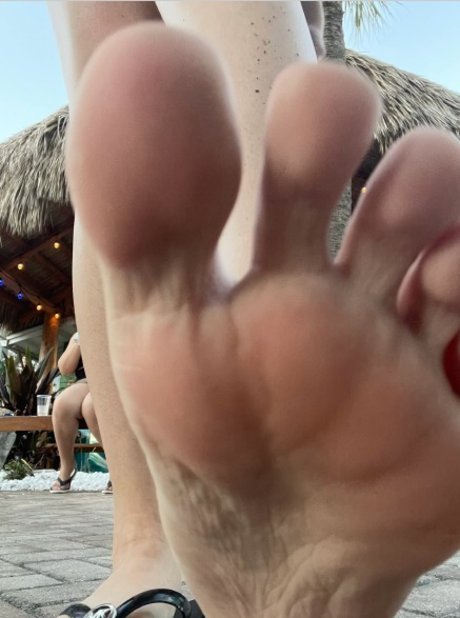 Feetz Galore Girls nude model pic