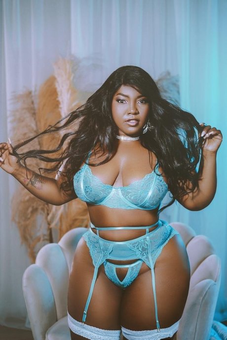 Regina Bans star naked pic