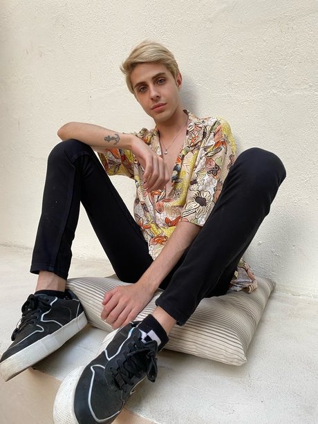 R zgar Ozan Dikici porn model images