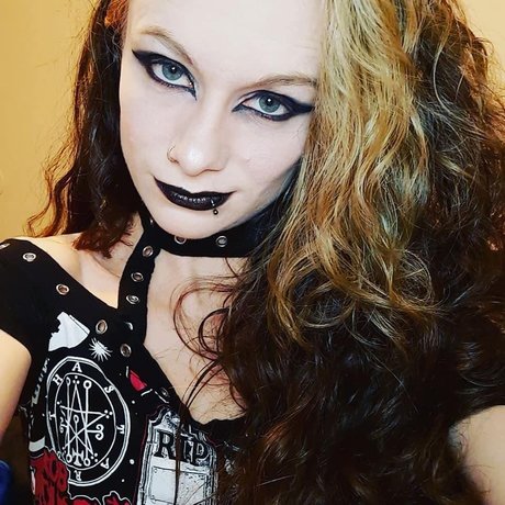 Sajmyne model high quality images