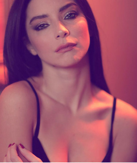 Merve Bolugur hot pornstar photos