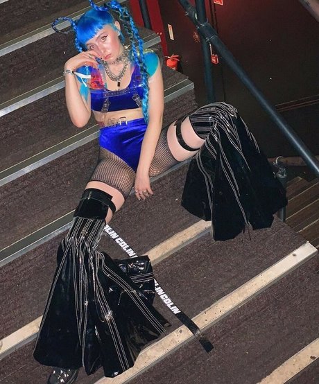 Ashnikko nude model gallery