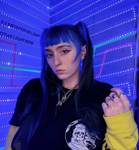 Ashnikko model porn pic