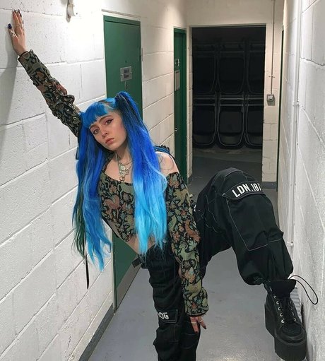 Ashnikko model pretty images