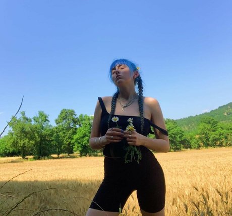 Ashnikko high quality model photo