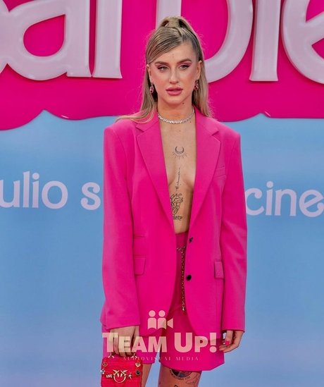 Samantha OT model naked img