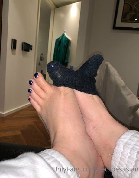 redtoesasian star sexy photo