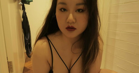 redtoesasian pretty actress galleries