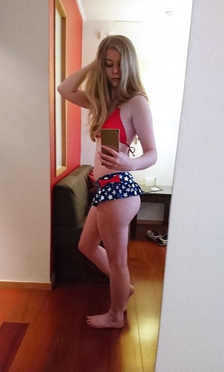 Purrluna model free images