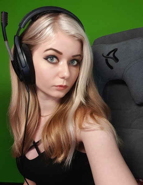 Purrluna pornstar top pic