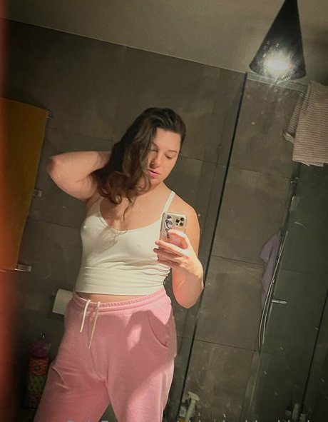 chippiechipsbimbo model hot image