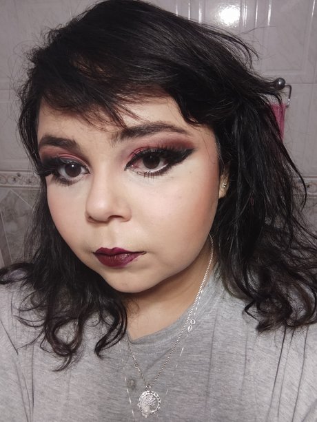 Lu sa naked model picture