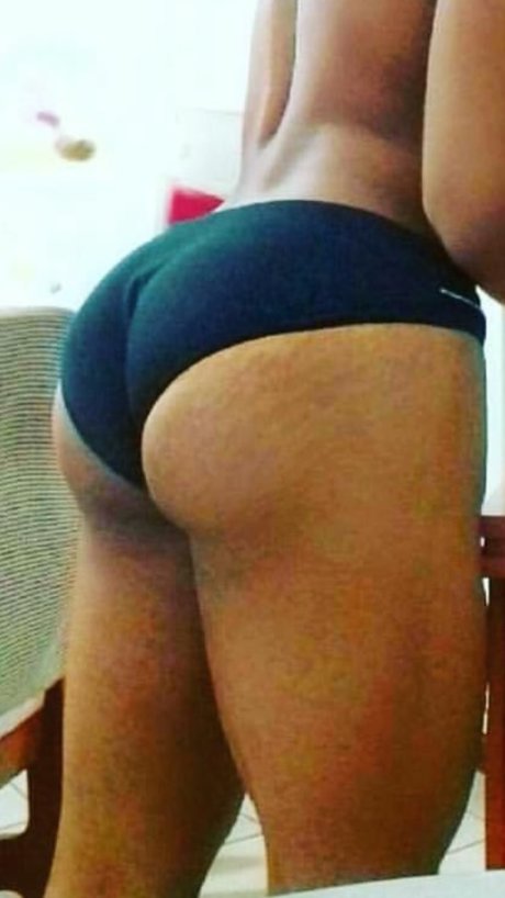 Redbootyisback free model photo