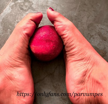 Parvum Pes small feet_ high quality actress img